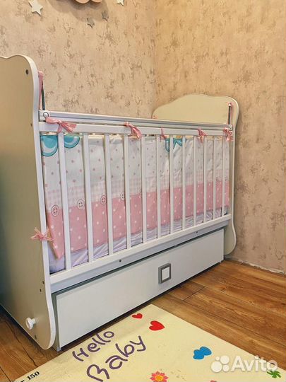 Детская кроватка с маятником