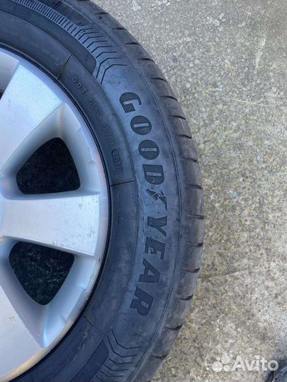 Goodyear EfficientGrip 215/65 R16