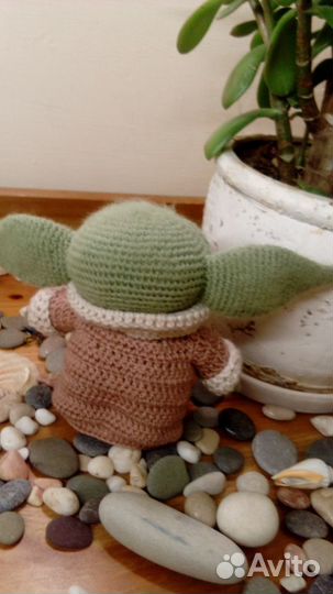 Игрушка Бэби Йода, связанная крючком