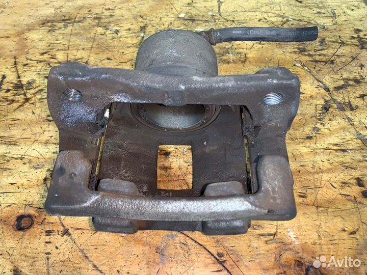 Суппорт передний правый Toyota Porte NNP10 2nzfe