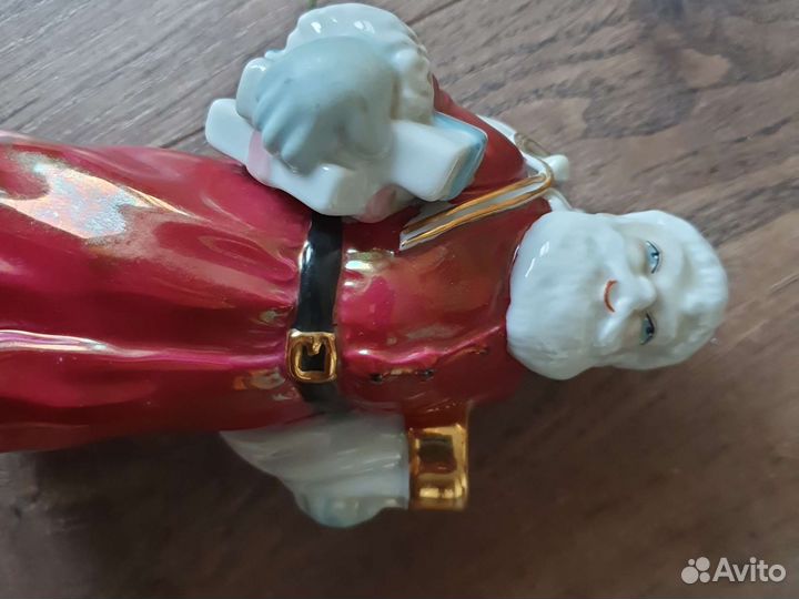 Фарфоровая статуэтка Дед Мороз