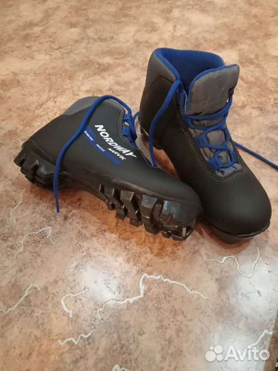 Беговые лыжи детские с ботинками и палками