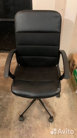 Продам стол письменный,тумбочку (Икеа) бу