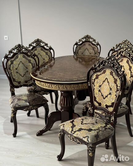 Кухонный стол и стулья в хорошем