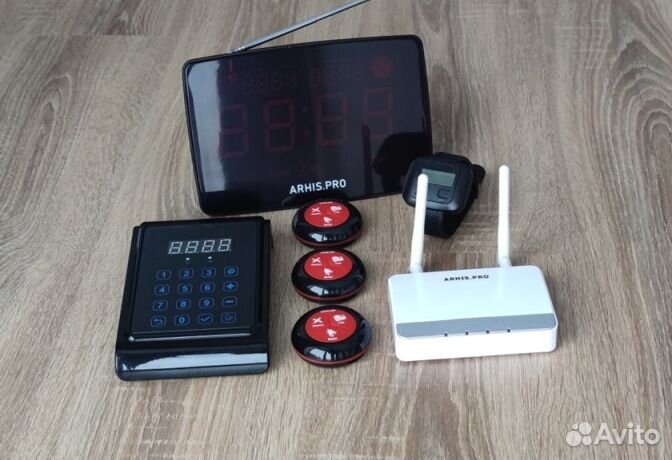 Кнопка вызова официанта с часами персонала