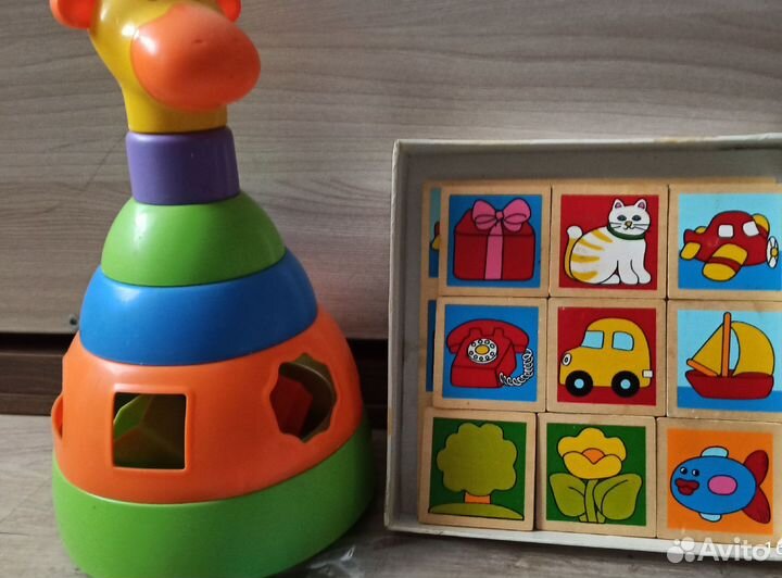 Развивающие игрушки для малыша и книги