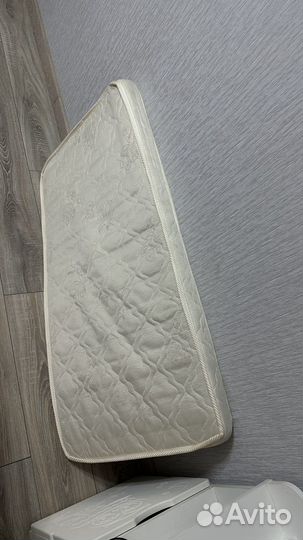 Детская кроватка с маятником