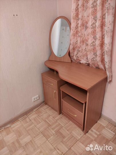 Дамский столик с зеркалом