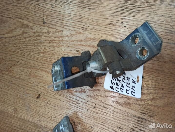 Петля двери передняя Peugeot 206