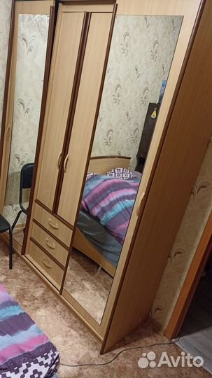 Туалетный столик с зеркалом от гарнитура