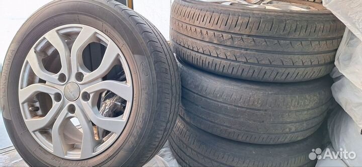 Yokohama BluEarth AE01 215/60 R16 99H