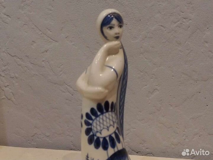 Гжель фарфор девушка в платке
