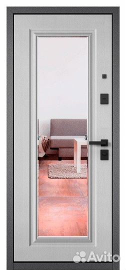 Дверь в квартиру с зеркалом