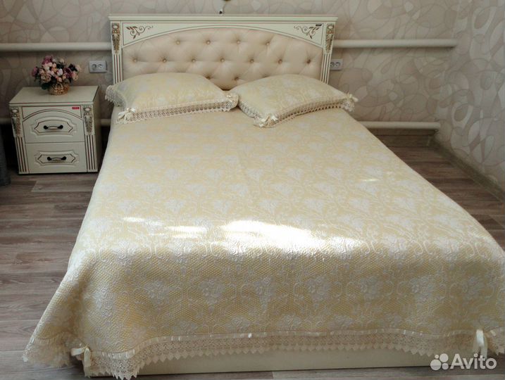 Шикарная двухспальная кровать с тумбочкой и матрас