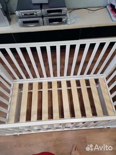 Детская кроватка с маятником