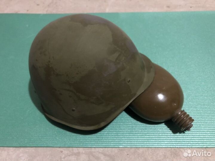 Армейская фляжка и каска