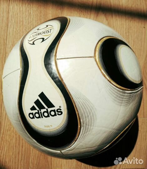 Футбольный мяч adidas teamgeist