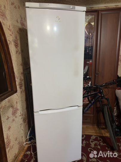 Холодильник indesit