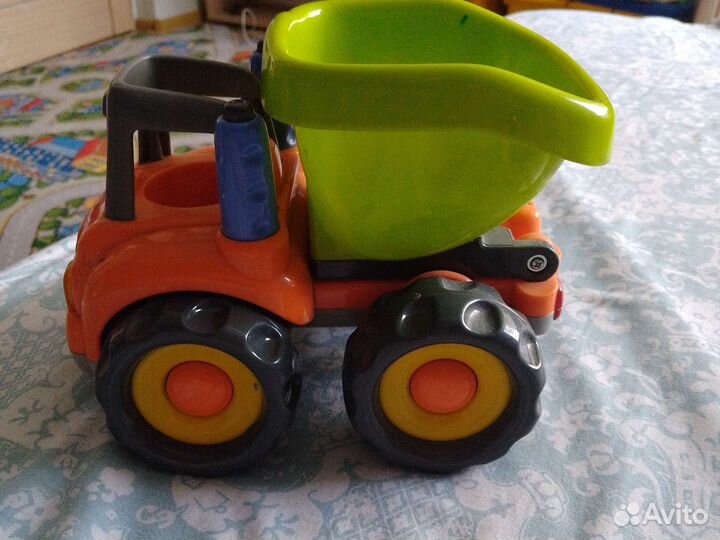 Игрушечный грузовик