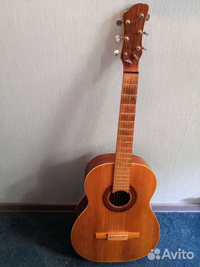 Гитара с серебряными струнами