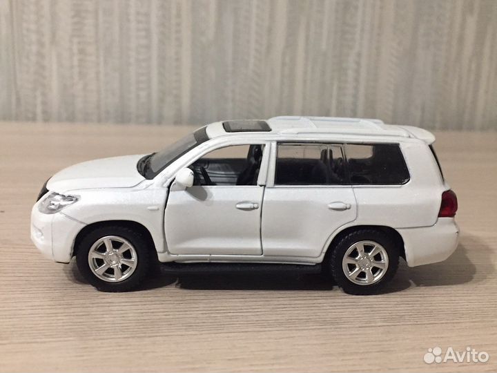 Lexus LX 570 (1:43)