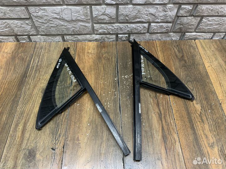 VW Touareg NF Стекло двери передней (форточка)