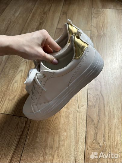 Кроссовки женские