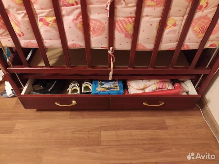 Детская кроватка с продольным маятником