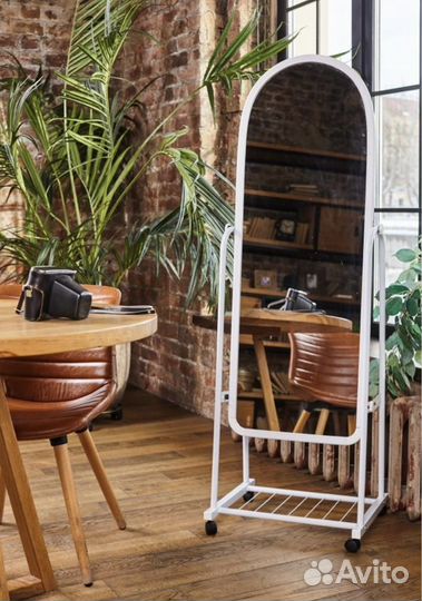 Зеркало напольное на колесах