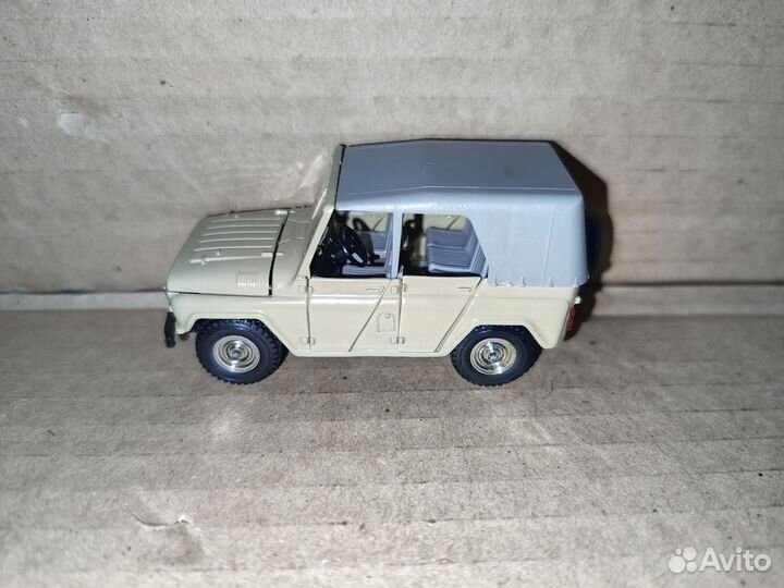 Модель 1:43 УАЗ 469