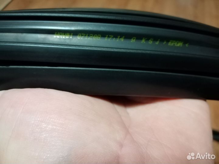 Уплотнитель стекла двери передней левой Chevrolet