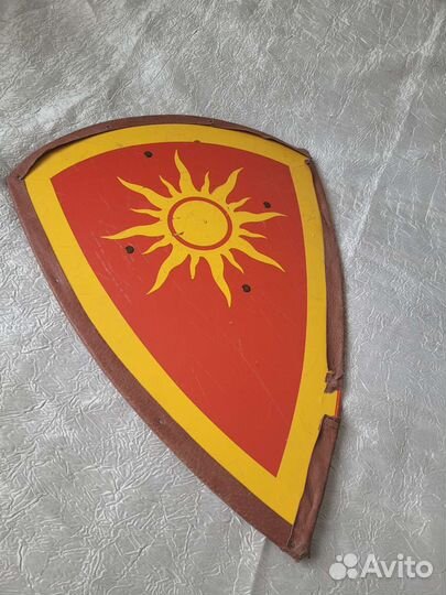 Деревянный щит и кожаные ножны