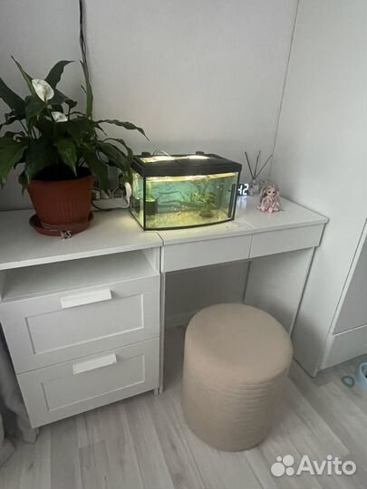 Туалетный столик с зеркалом и пуфиком