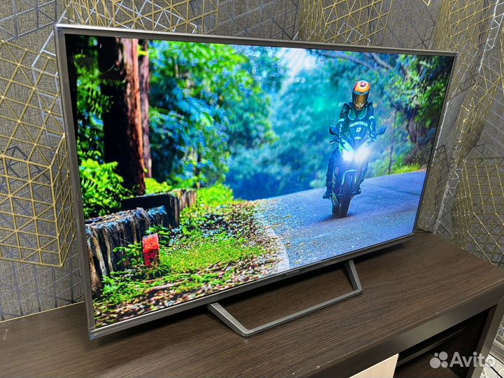 Весь в пленках метровый SMART TV Hartens 109см