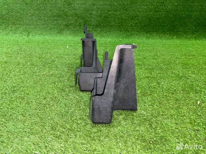 Крепление бампера переднее правое Land Rover