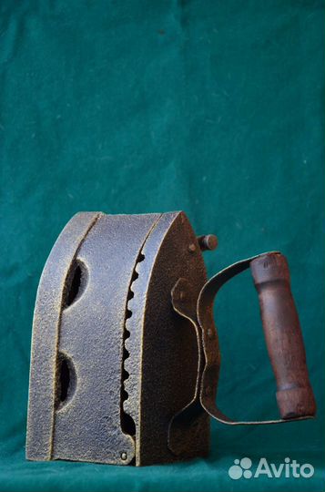 Чугунный угольный утюг