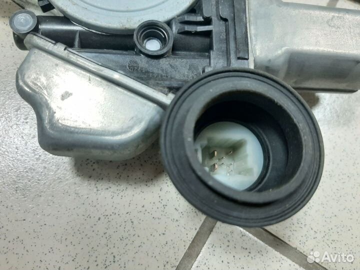 Стеклоподъемник задний правый LC 200 (2007-15)