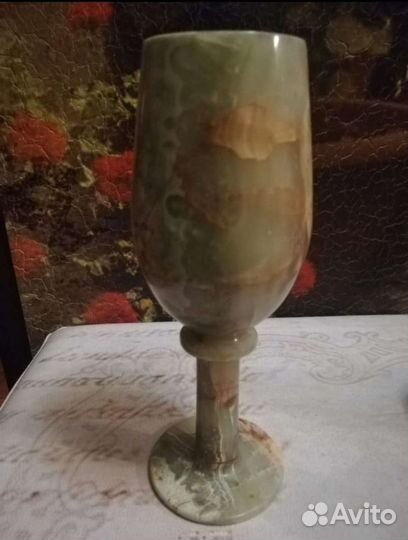 Бокалы, рюмки, виноградная лоза. Оникс