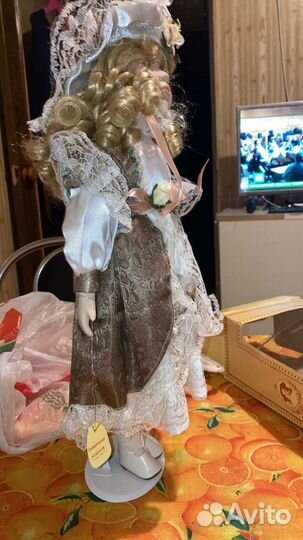 Кукла фарфоровая