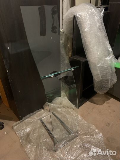 Стеклянная стойка для рекламных буклетов