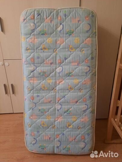 Детская кроватка с маятником