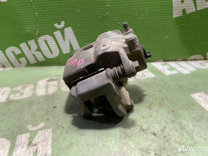 Суппорт тормозной передний правый Nissan Tino