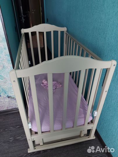 Детская кроватка с маятником