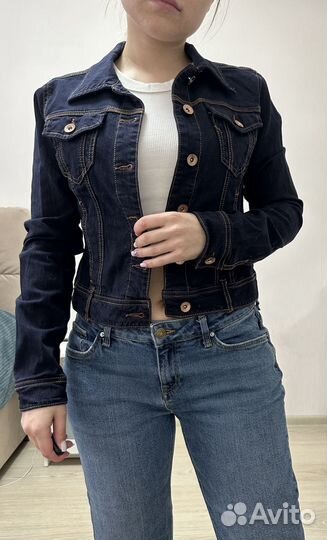 Динсовая куртка и джинсы