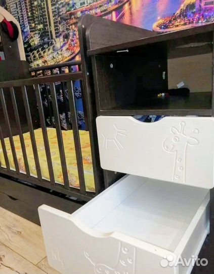 Детская кроватка с маятником и комодом