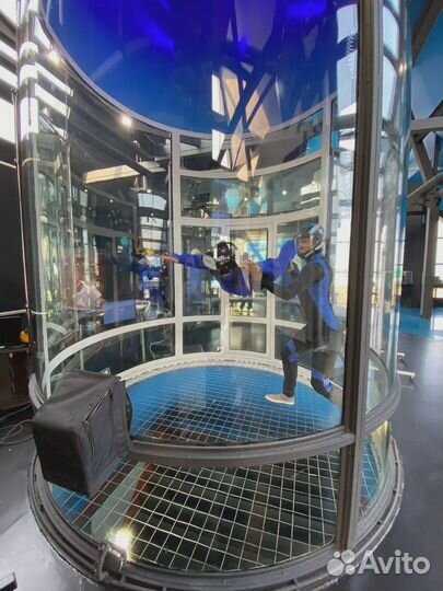 Полет в аэротрубе в очках виртуальной реальности