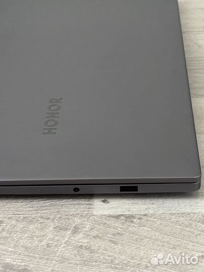 Honor MagicBook X 15 i3/8/256