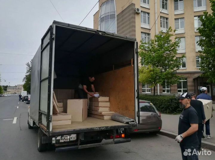 Грузчики. Бригада грузчиков. Рабочие руки