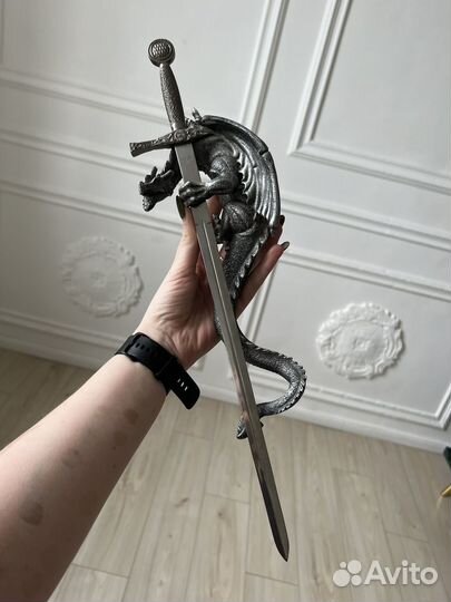 Дракон с мечом статуэтка