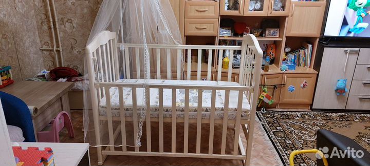 Детская кроватка с маятником